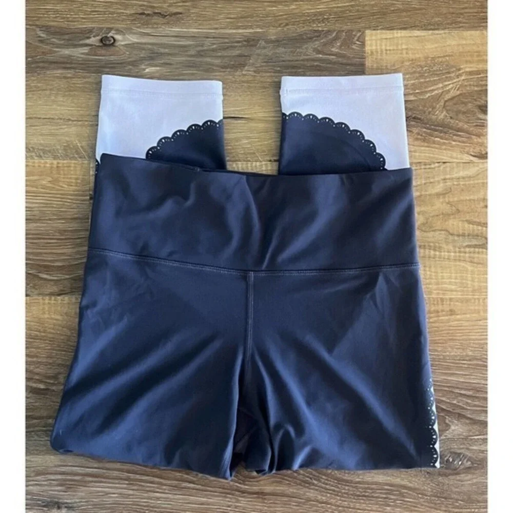 ATHLETA Scalloped Lasercut Tight Capri Legging Sz:Medium Plum/Dusk Pink‎ EUC